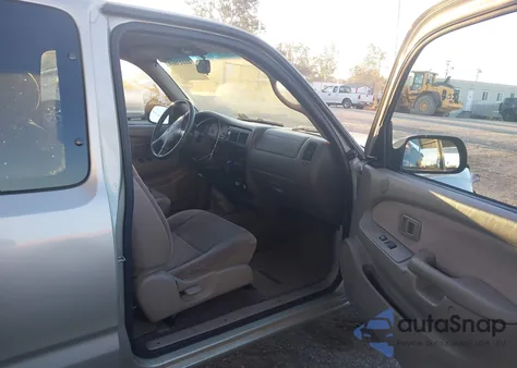 2001 Toyota Tacoma z USA, uszkodzony, nr VIN 5TEVL52N81Z804633